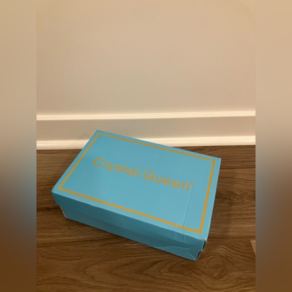 White floral hush heels with Pearls - Picture 6 of 6